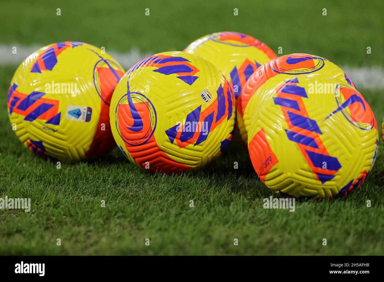 Nápoles, Italia. 07th Nov, 2021. Pelotas Serie A NIKE Flight yellow Antes  del partido de fútbol Serie A 2021/2022 entre SSC Napoli y Hellas Verona en  el estadio Diego Armando Maradona en