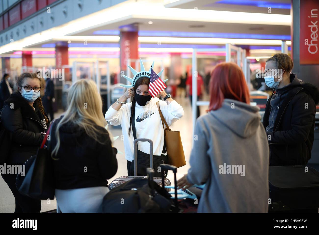 La gente llega para facturar en los vuelos de Virgin Atlantic y Delta Air  Lines en la Terminal 3 del Aeropuerto de Heathrow, tras el levantamiento de  las restricciones a la entrada