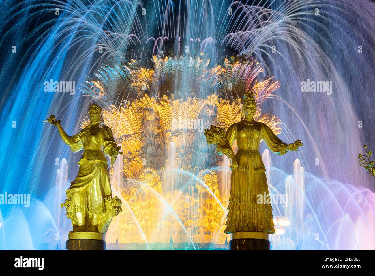 MOSCÚ - 30 DE SEPTIEMBRE: La fuente de la Amistad de las Naciones en VDNKh o VDNH con iluminación nocturna en Moscú, 30 de septiembre. 2021 en Rusia Foto de stock