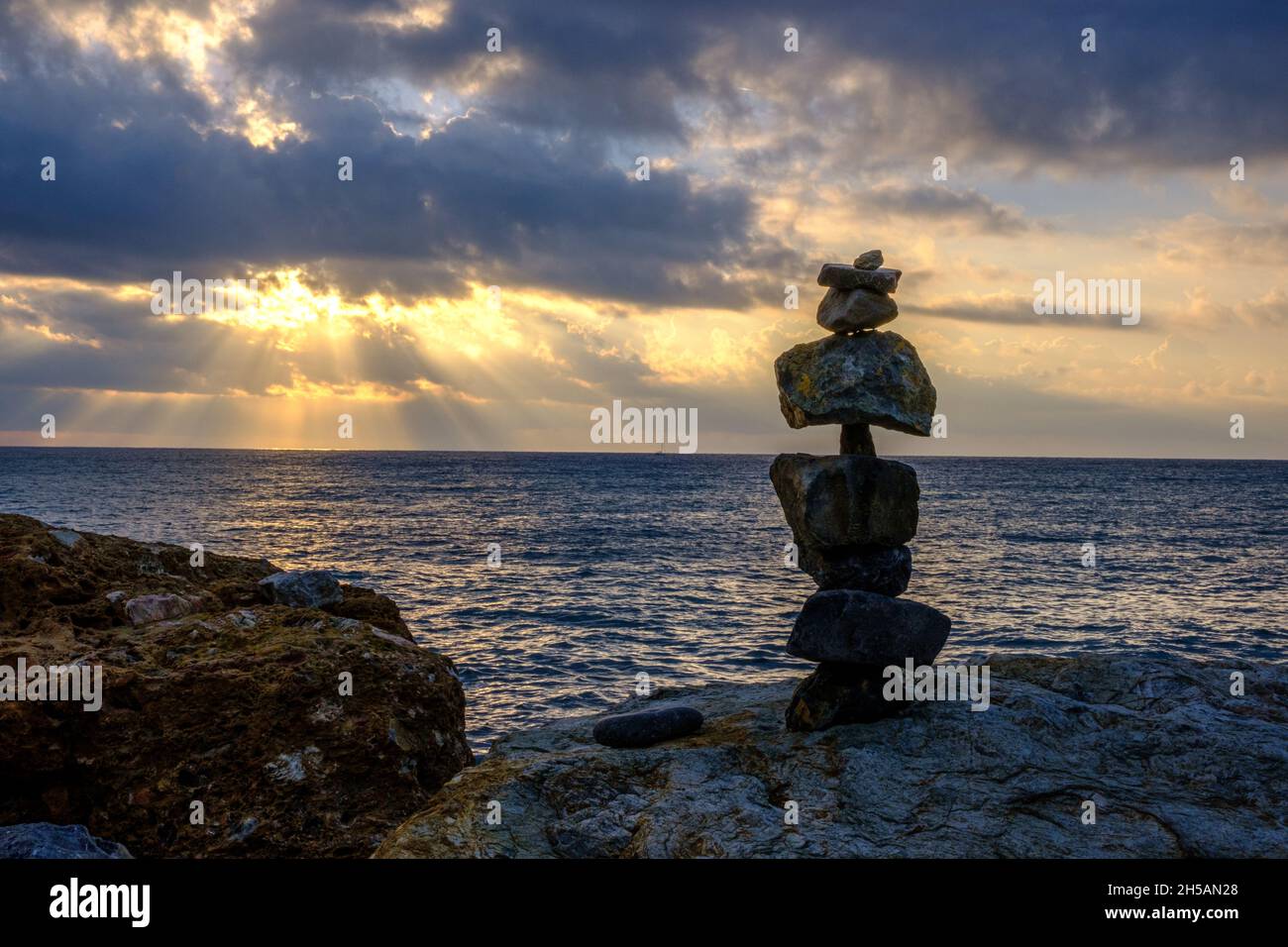 Piedras en equilibrio frente al mar Foto de stock