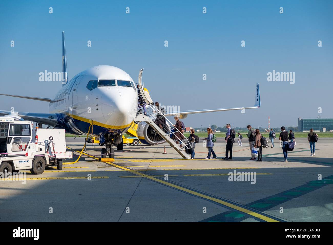 Los pasajeros subirán a un avión de RyanAir con destino al aeropuerto de Stanstead en Turín, Italia Foto de stock