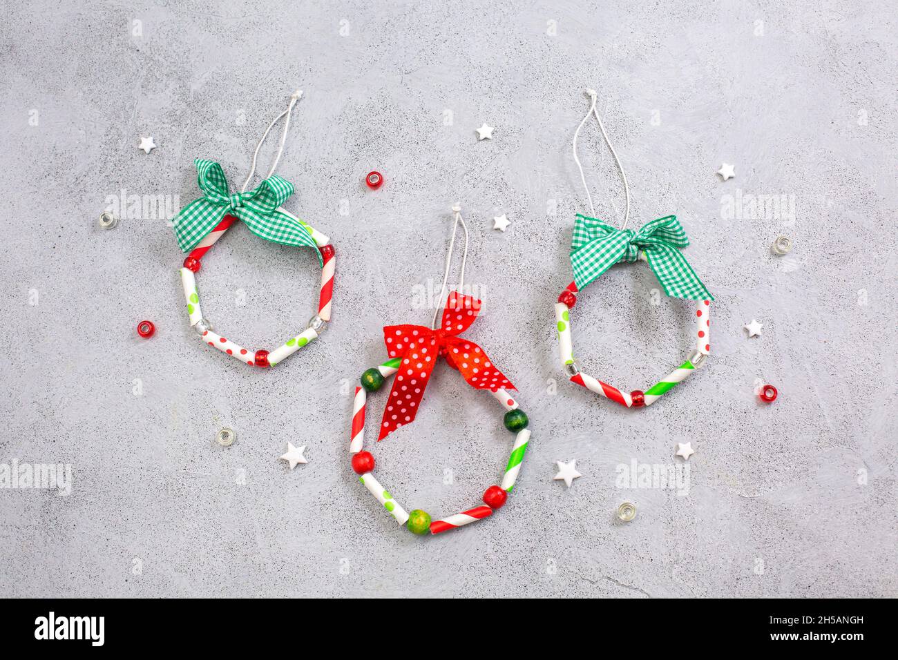 Corona de navidad doramentos de paja de papel. Instrucciones paso a paso.  Paso 10 Resultado terminado. Artesanía de bricolaje para niños. Pasatiempos  en casa Fotografía de stock - Alamy