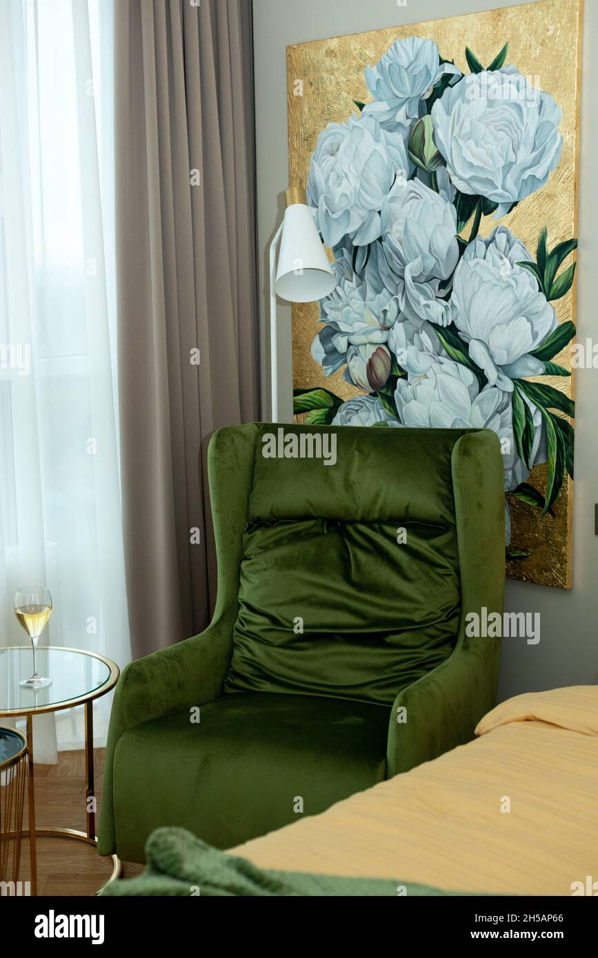 Modernos sillones verdes suaves para el interior. Enfoque selectivo suave. Foto de stock