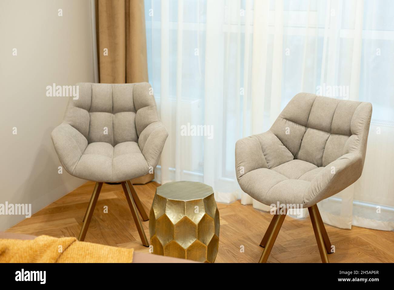 Elegantes sillones grises suaves en un moderno interior de diseño. Enfoque selectivo suave. Foto de stock