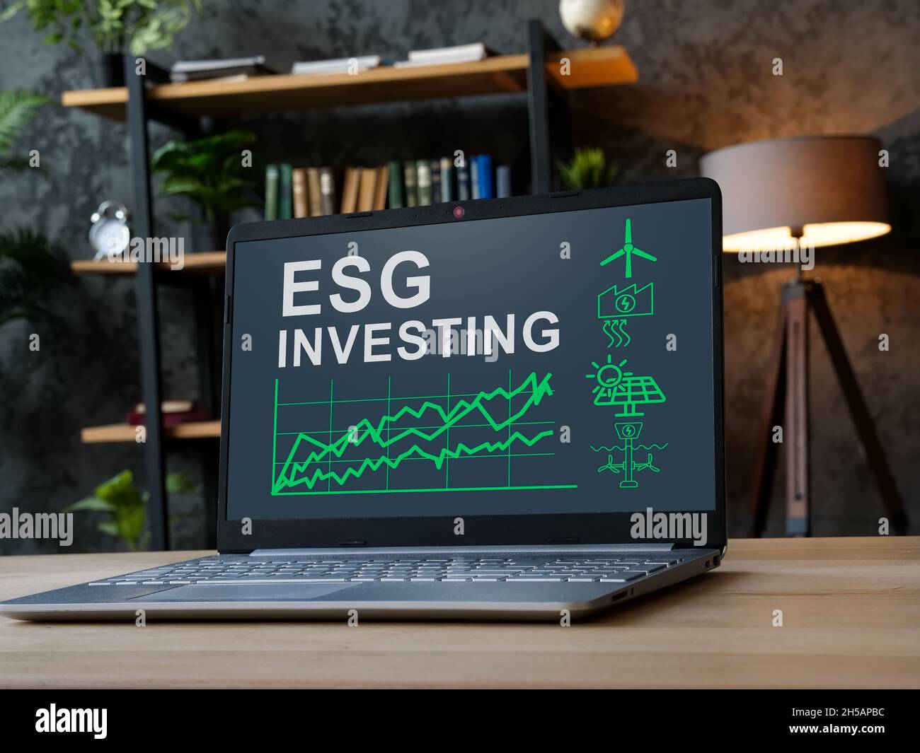 Resultados de inversión de ESG en la pantalla del portátil. Foto de stock