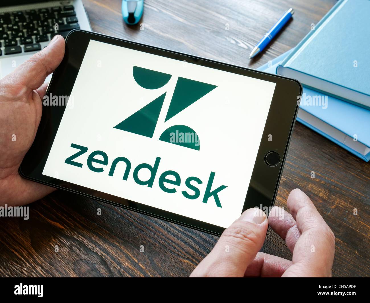 KIEV, UCRANIA - 20 de octubre de 2021. Mano sostiene el logotipo de la empresa Zendesk. Foto de stock