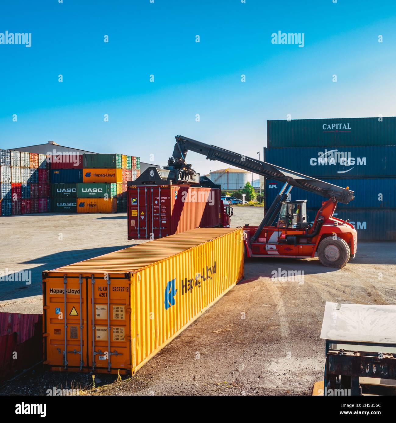 GIJÓN, ESPAÑA 13 de octubre de 2021 El buque contenedor que carga y