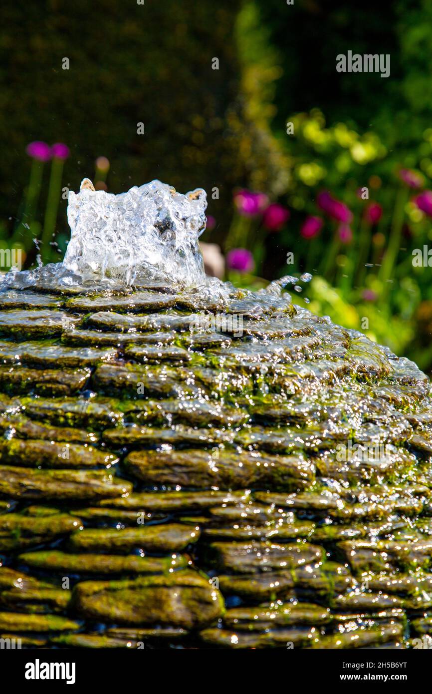 Fuente de escultura esférica en el Jardín de las Flores, Castillo de Arundel, West Sussex, Reino Unido Foto de stock