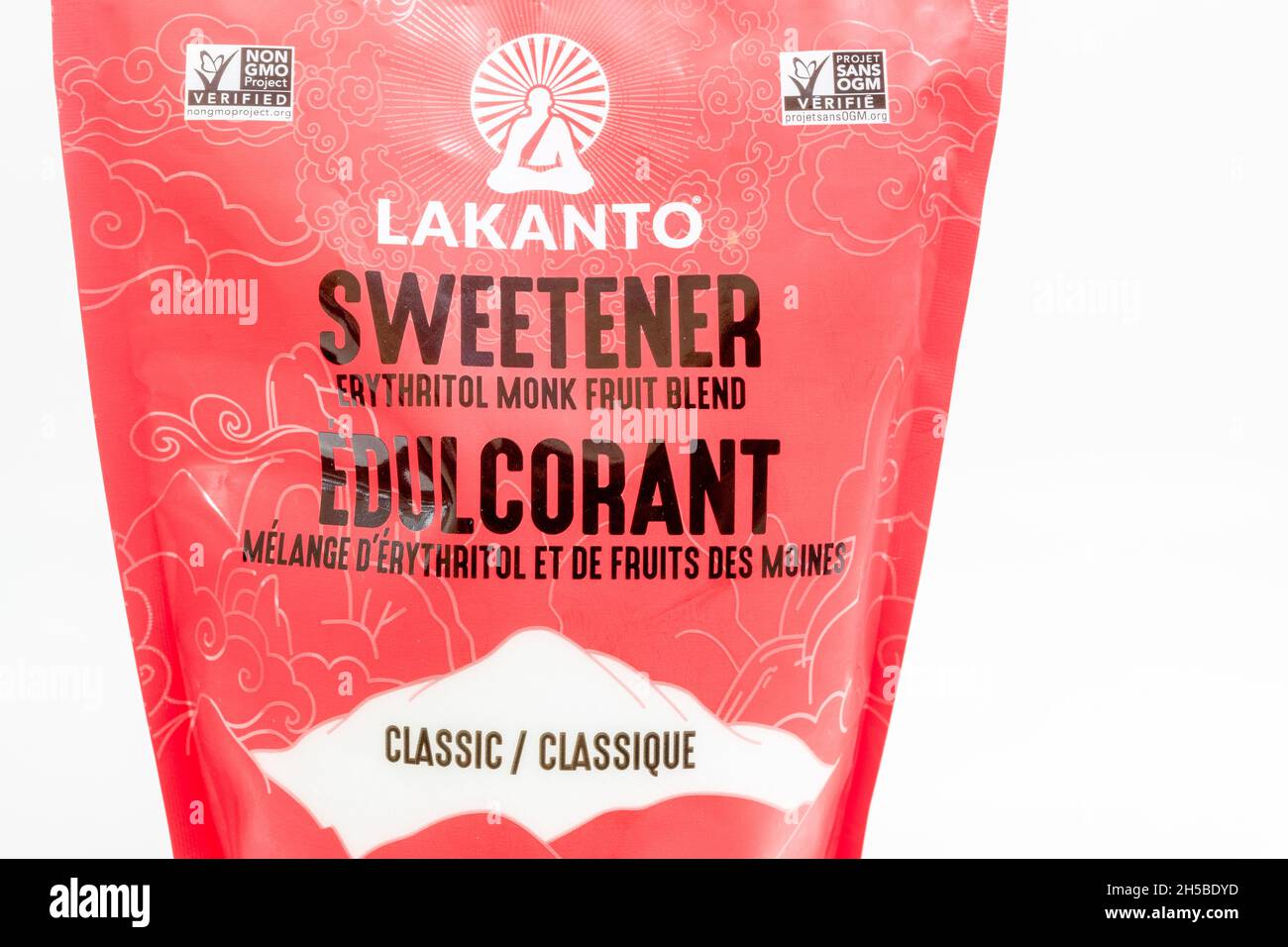 Vista frontal de un paquete que contiene Lakanto Sweetener que está hecho de Erythritol monje mezcla de frutas. 7 de noviembre de 2021 Foto de stock