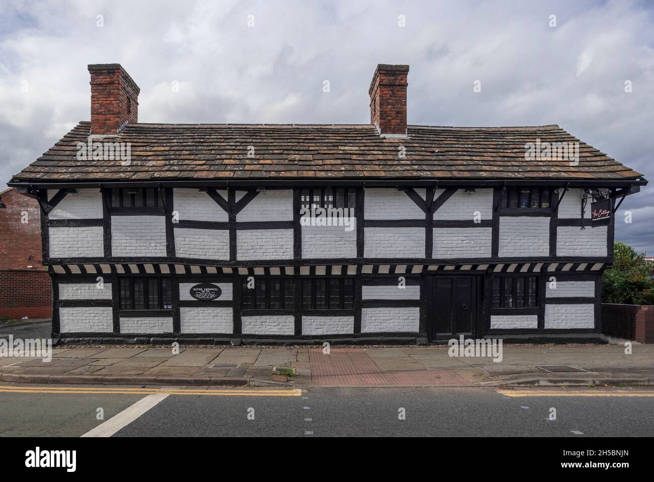 El restaurante indio Cottage en Warrington, el edificio de entramado de madera está unido a Oliver Cromwell en la guerra civil inglesa y es un edificio catalogado. Foto de stock