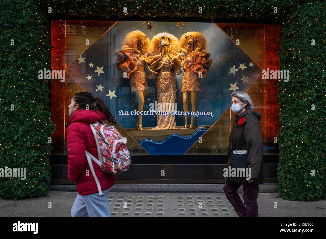 Londres, Reino Unido. 8 de noviembre de 2021. Una ventana decorada para Navidad en la tienda insignia de Selfridge en Oxford Street, por delante de lo que los minoristas esperan ser una Navidad excelente. Sin embargo, algunos minoristas de la posible escasez de existencias derivada de una combinación de la pandemia coronarivus, el Brexit y la falta de impulsores de la entrega. Crédito: Stephen Chung / Alamy Live News Foto de stock