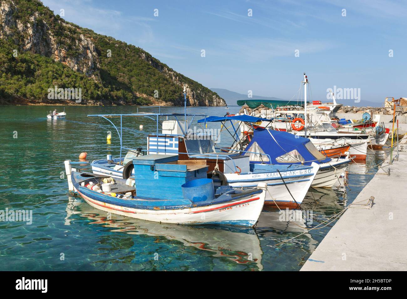 Vista al mar desde el pequeño pueblo del puerto de Kitries en la península de Mani de Messinia, Peloponeso, Grecia Foto de stock