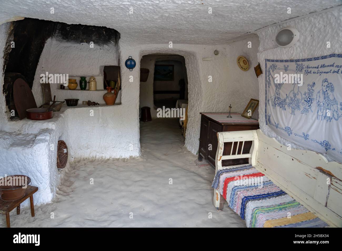 10.13.2021 - Eger, Hungría: Interior de casas cueva pisos antiguo pueblo histórico en Egerszalok Hungría . Foto de stock