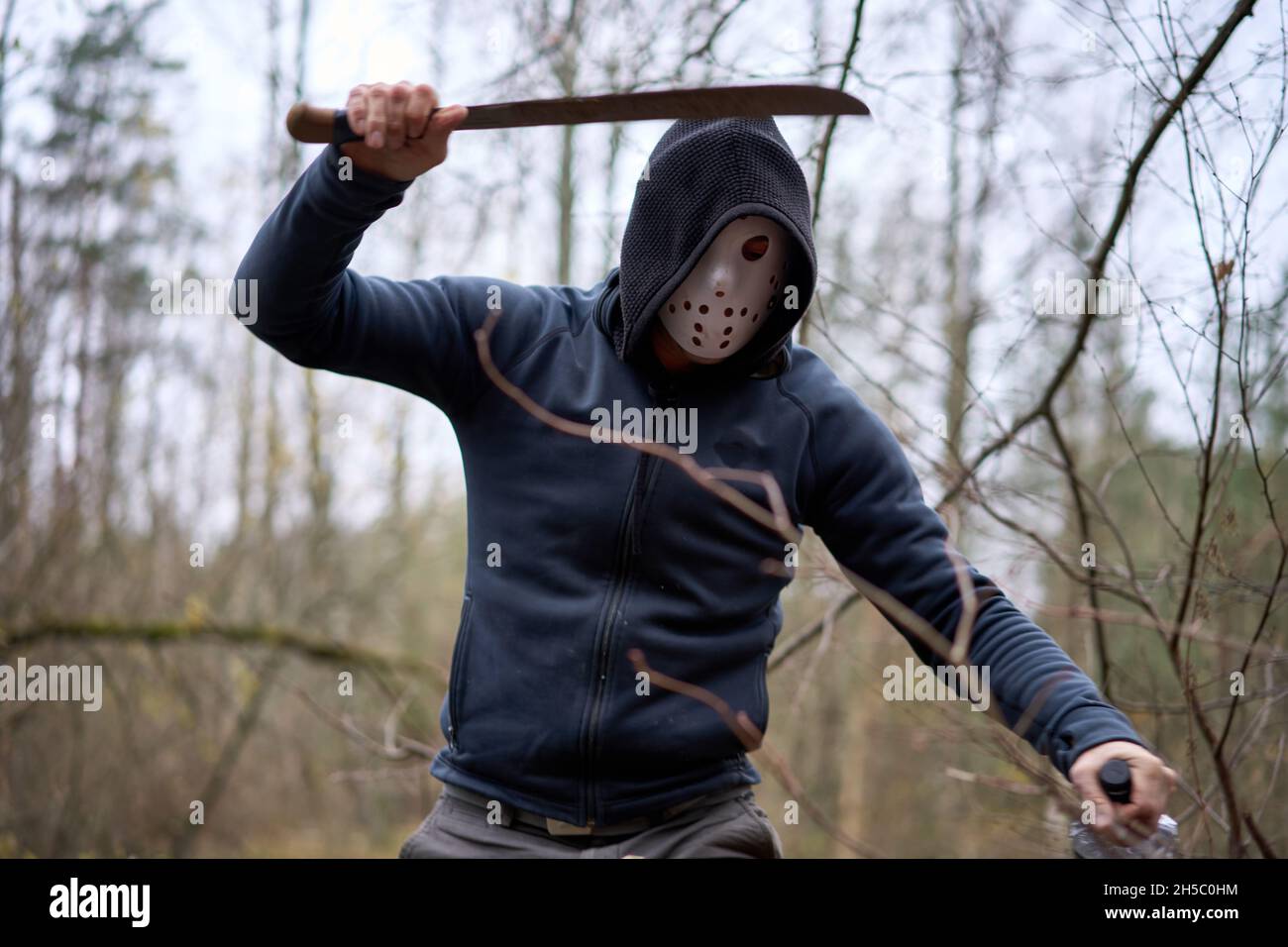 Serie asesino Jason Voorhees en máscara de hockey y machete permanecer en  el pantano en el bosque de otoño. Viernes 13h traje de cosplay Fotografía  de stock - Alamy