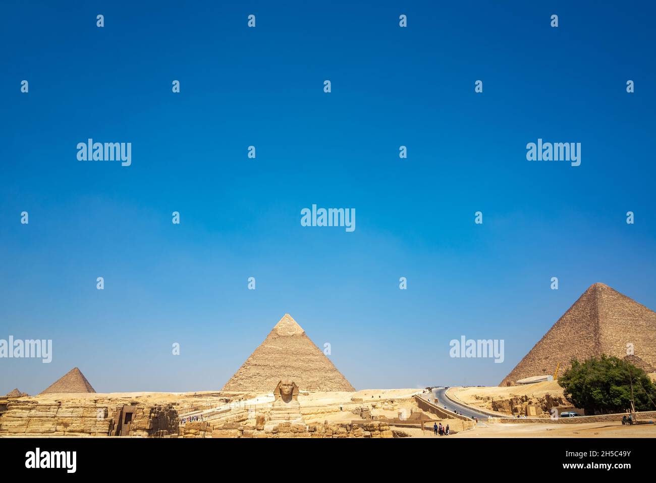 Vista de la Esfinge y tres pirámides en Giza, Egipto Foto de stock