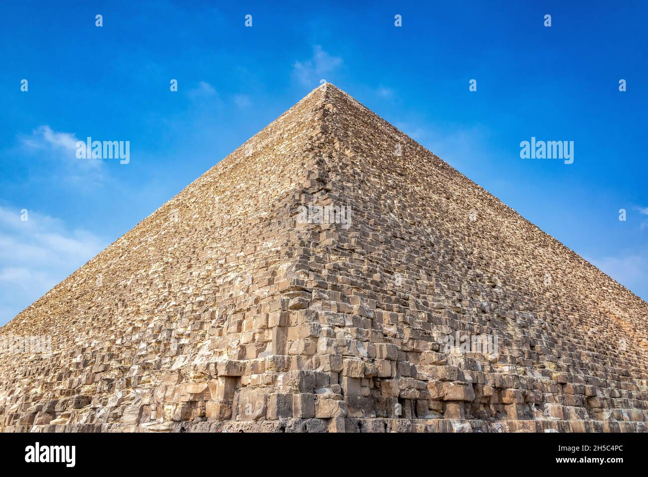 Gran Pirámide de Egipto y espectacular cielo azul Foto de stock