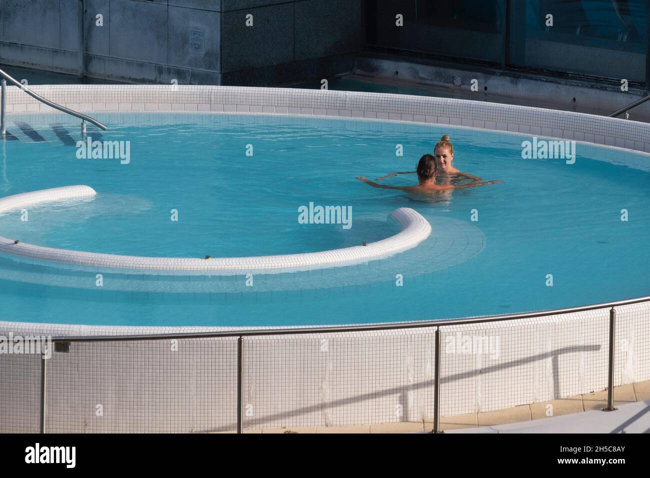 Dos personas se bañan en un pool al aire libre, Saliris Hotel Resort, Egerszálok, Hungría Foto de stock