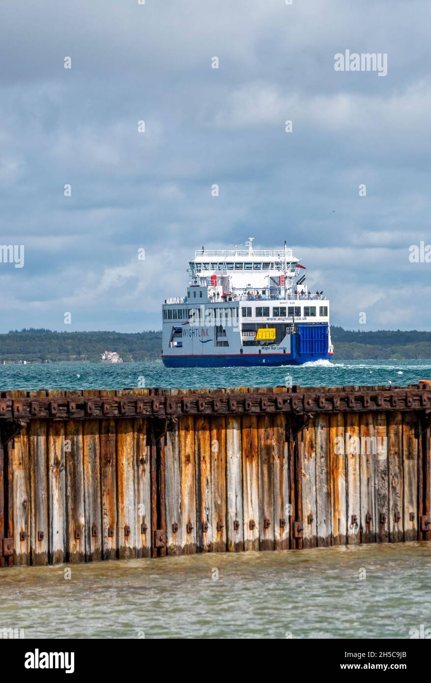 servicio de ferry de la isla de wight que sale del puerto de yarmouth en la costa de la isla de wight, ferry de la isla de wight que sale hacia lymington. Foto de stock
