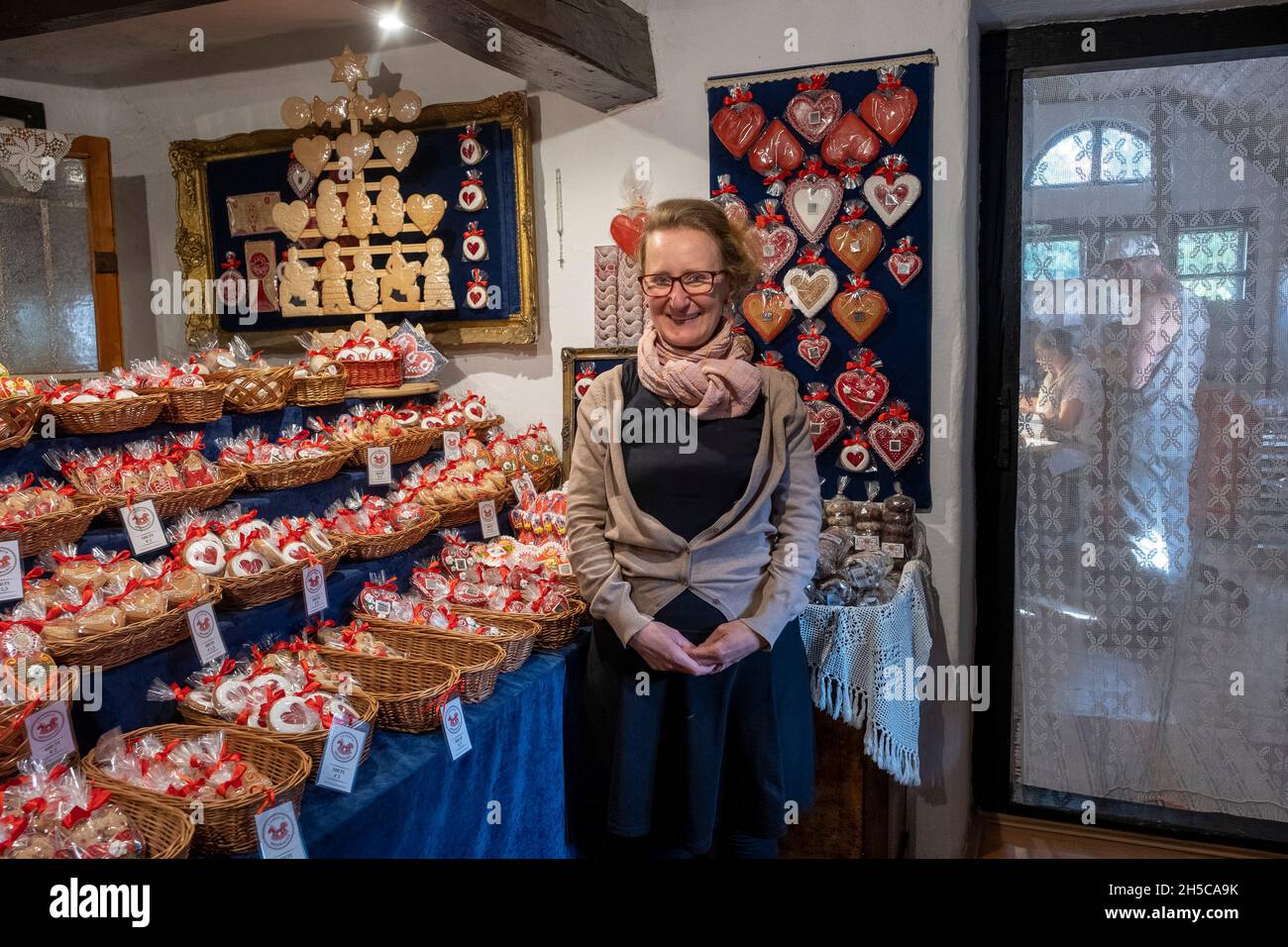 La fabricante de pan de jengibre Anna Petö en su tienda, Mezőkövesd, Hungría Foto de stock