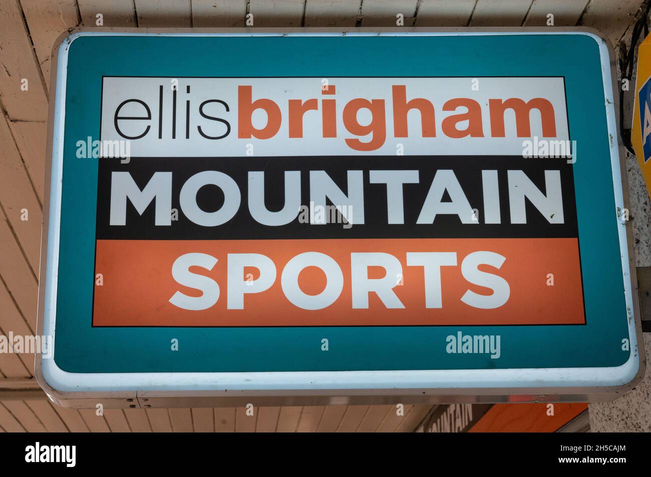 Aviemore, Escocia- 18 de octubre de 2021: El letrero para la tienda Ellis Brigham Mountain Sports en Aviemore Foto de stock