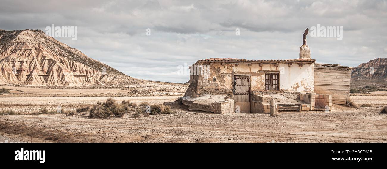 Foto panorámica de redil de ovejas en las tierras de Bardenas Reales en Navarra, España Foto de stock
