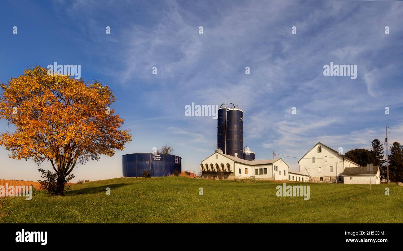 Lancaster Pennsylvania Farm - Vista al granero, tanques agrícolas y silos en Amish Country durante la temporada de otoño. Esta imagen también está disponible en CO Foto de stock