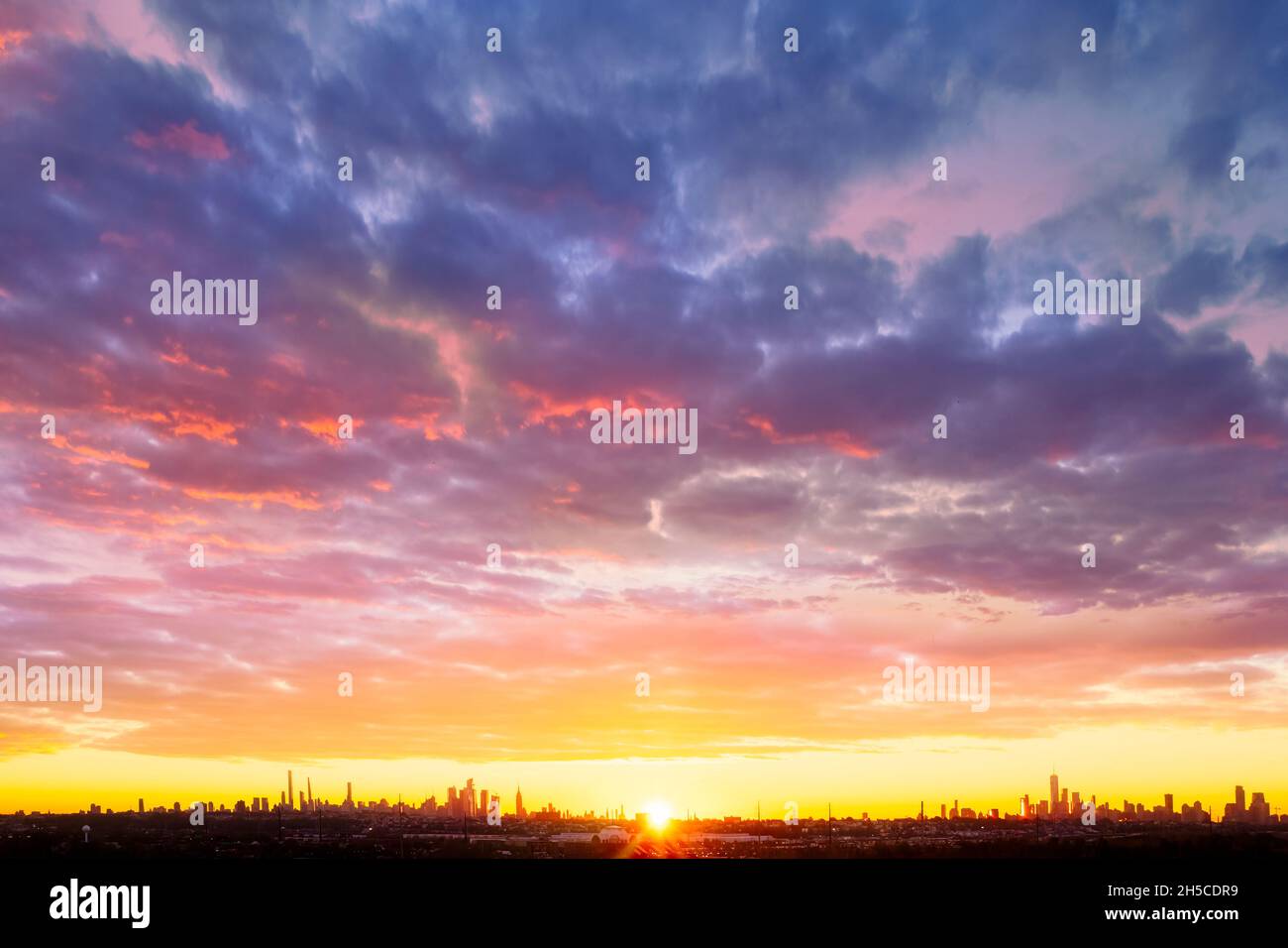 Salida del sol aérea NYC Skyline - El sol se levanta en el centro de Manhattan con una vista aérea superior del horizonte desde la parte superior de la ciudad al centro de Nueva York. Esta imagen Foto de stock