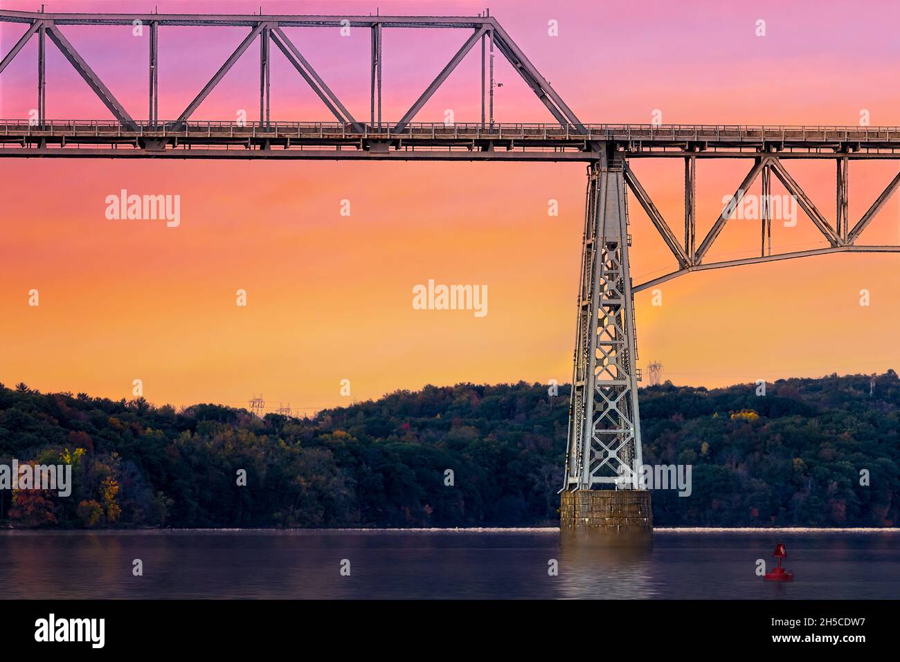 Puente Rip Van Winkle - El puente Rip Van Winkle es un puente voladizo que cruza el río Hudson entre Hudson, Nueva York y Catskill, Nueva York. Foto de stock