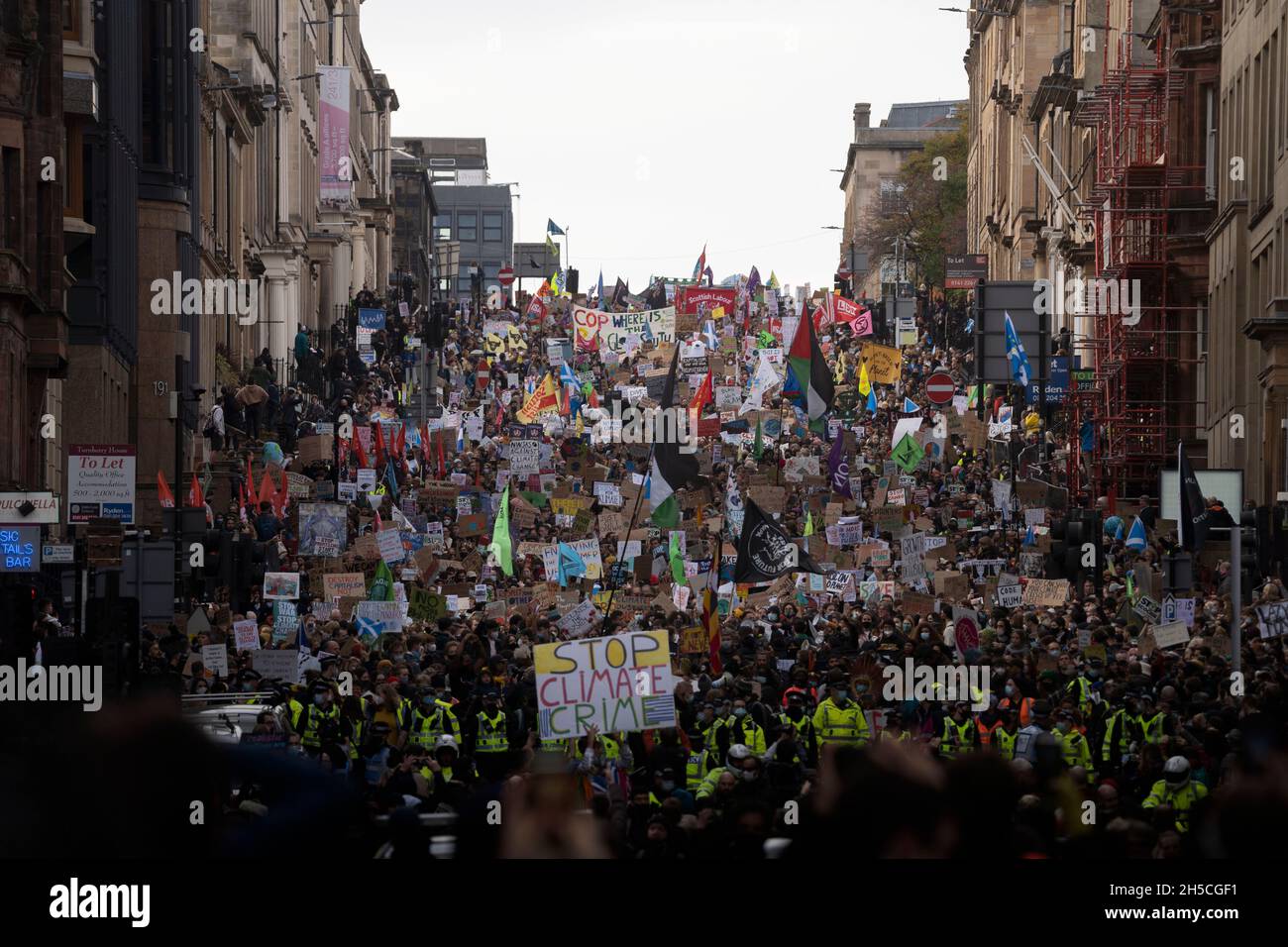 Glasgow protesta marcha durante COP26. Viernes para el futuro. Foto de stock
