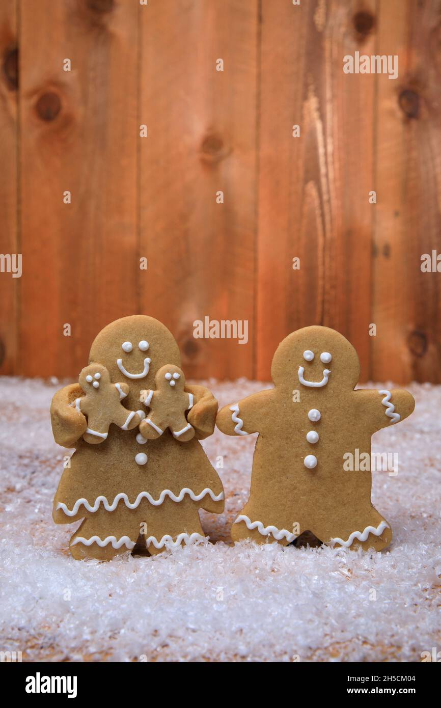 Gingerbread Familia de 2 niños en vacaciones de fondo de Navidad Foto de stock