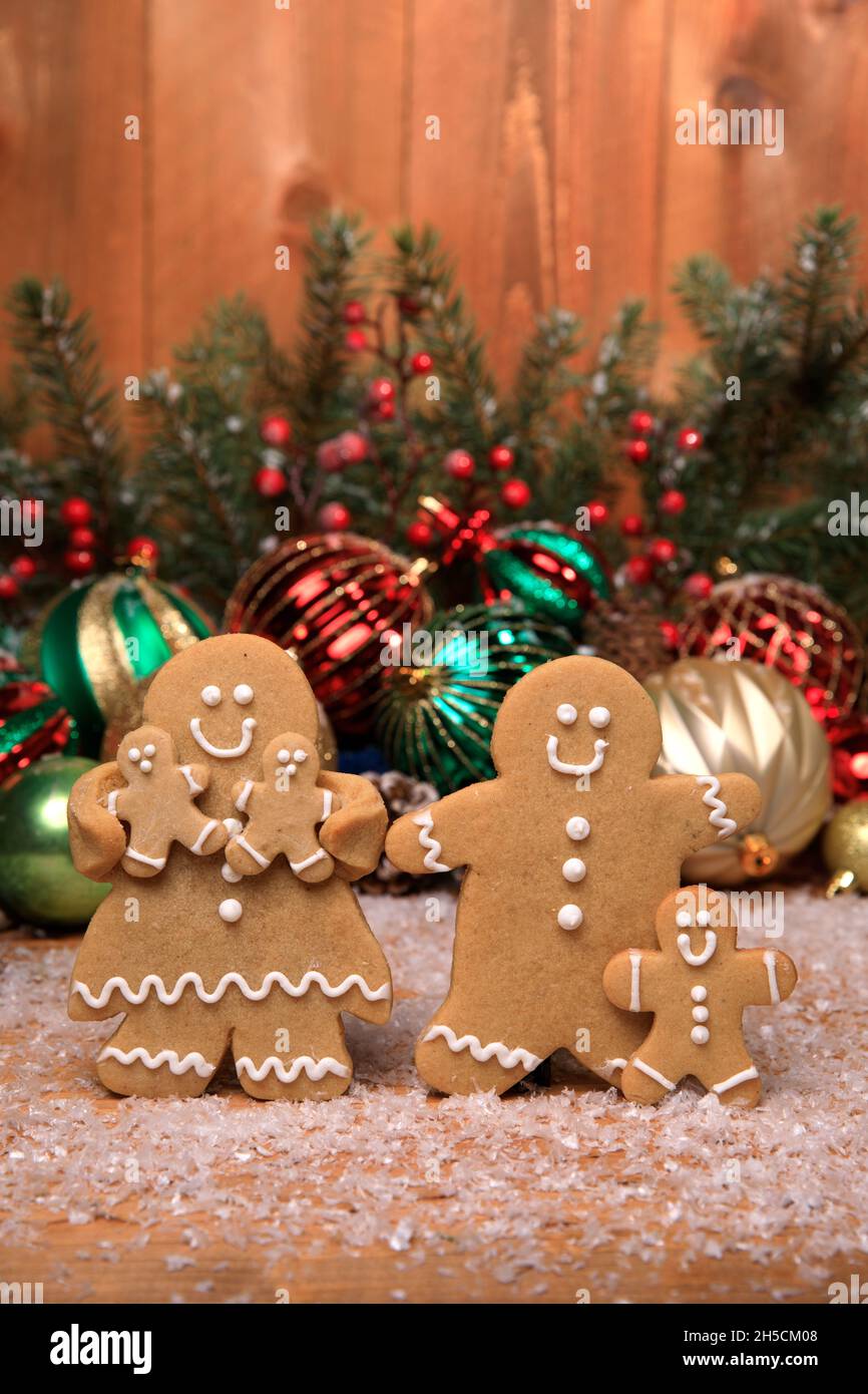 Gingerbread Familia de 3 niños en vacaciones de fondo de Navidad Foto de stock