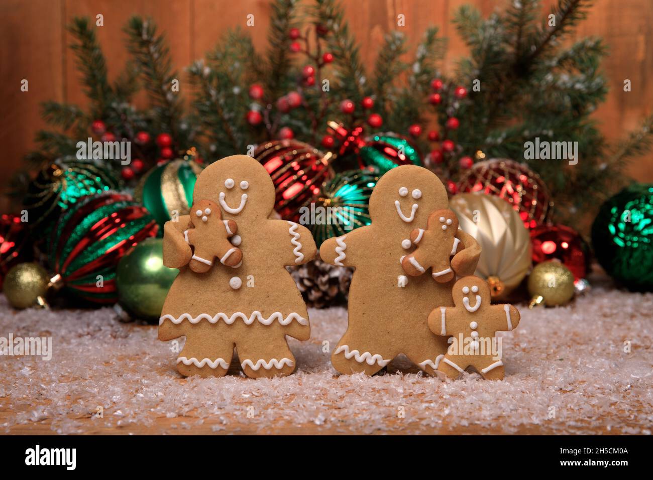 Gingerbread Familia de 3 niños en vacaciones de fondo de Navidad Foto de stock