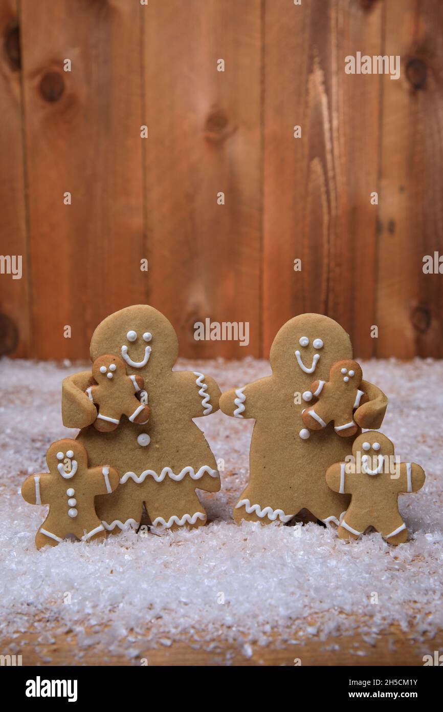 Gingerbread Familia de 4 niños en vacaciones de fondo de Navidad Foto de stock