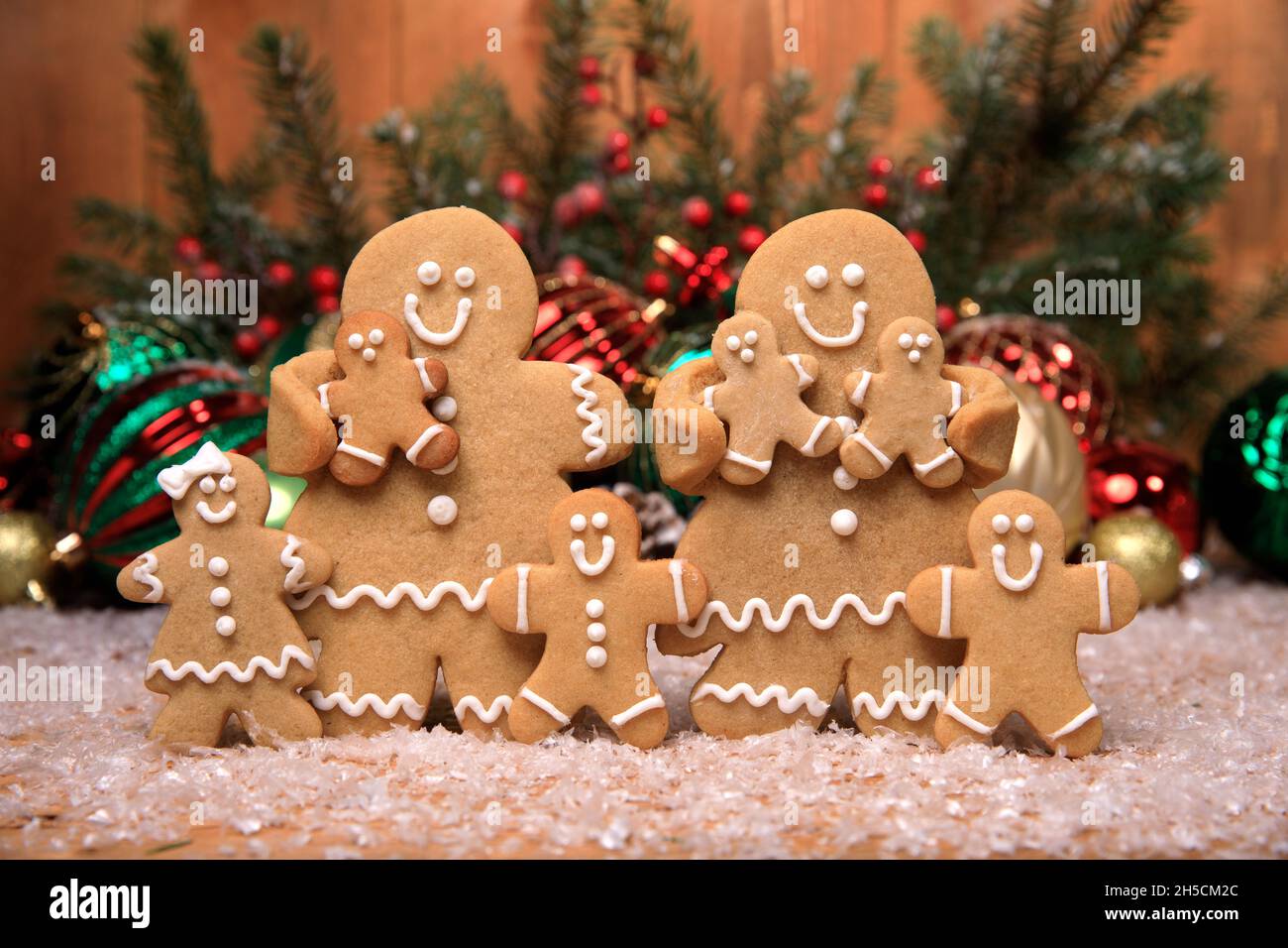 Gingerbread Familia de 6 niños en vacaciones de fondo de Navidad Foto de stock