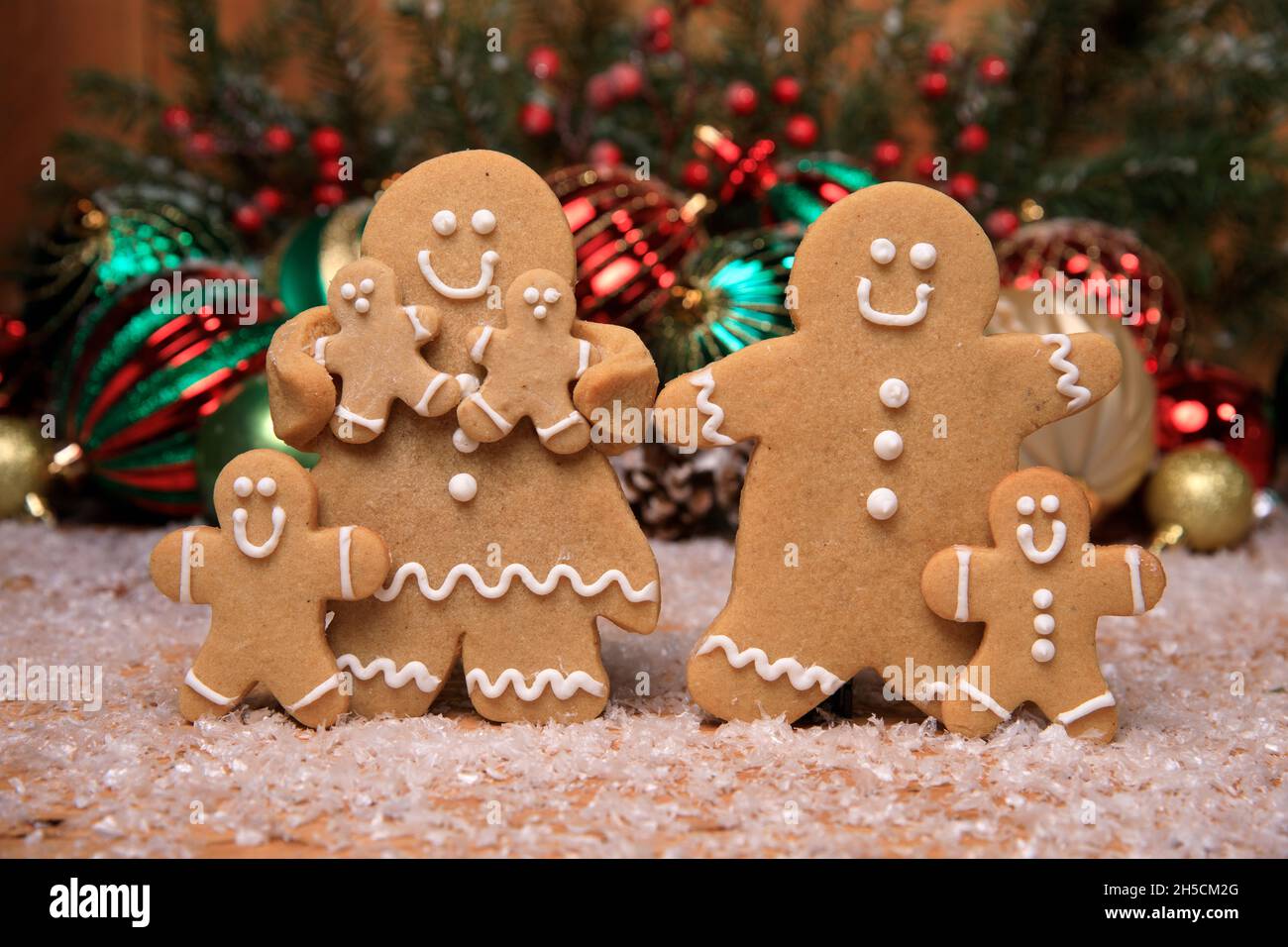 Gingerbread Familia de 4 niños en vacaciones de fondo de Navidad Foto de stock