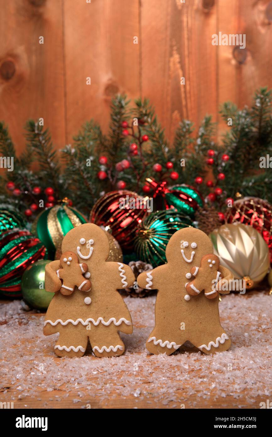 Gingerbread Familia de 2 niños en vacaciones de fondo de Navidad Foto de stock