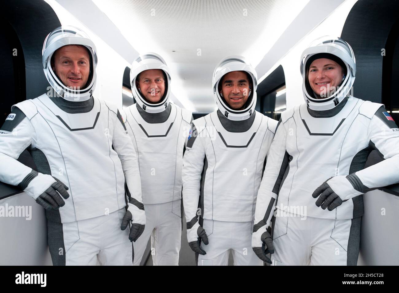 Cabo Cañaveral, Estados Unidos de América. 28 de octubre de 2021. Usando  los trajes espaciales SpaceX, los astronautas del equipo SpaceX-3 de la  NASA se posan en el pórtico del Complejo de
