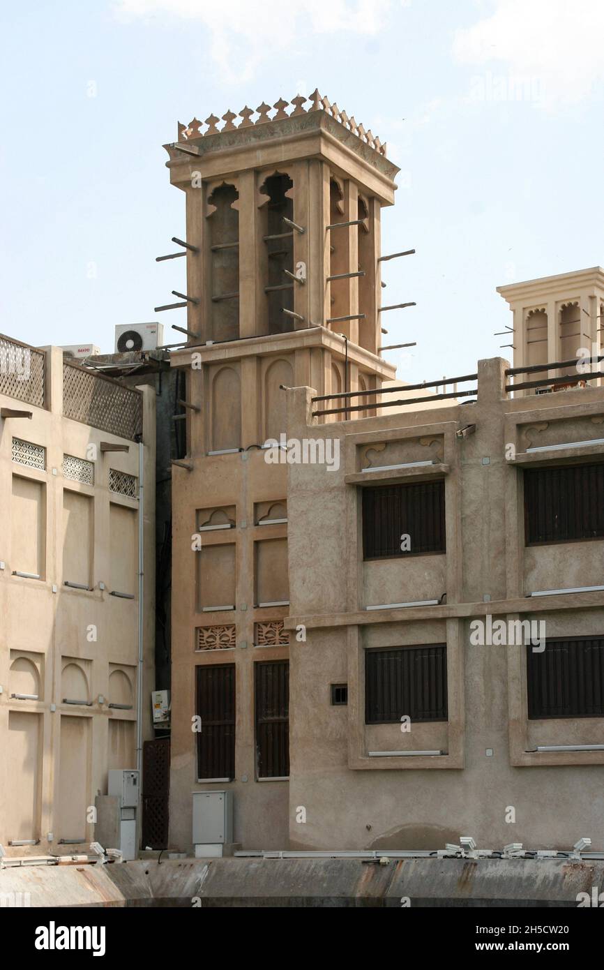Antiguo badgir persa o catcher de viento, utilizado para ventilar y enfriar edificios del desierto, Emiratos Árabes Unidos, Dubai Foto de stock