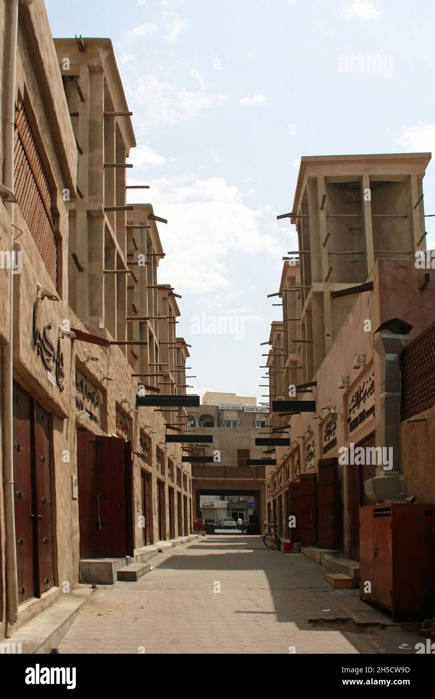 Callejón en la vieja ciudad con colectores de viento, utilizado para ventilar y refrescar edificios del desierto, Emiratos Árabes Unidos, Dubai Foto de stock