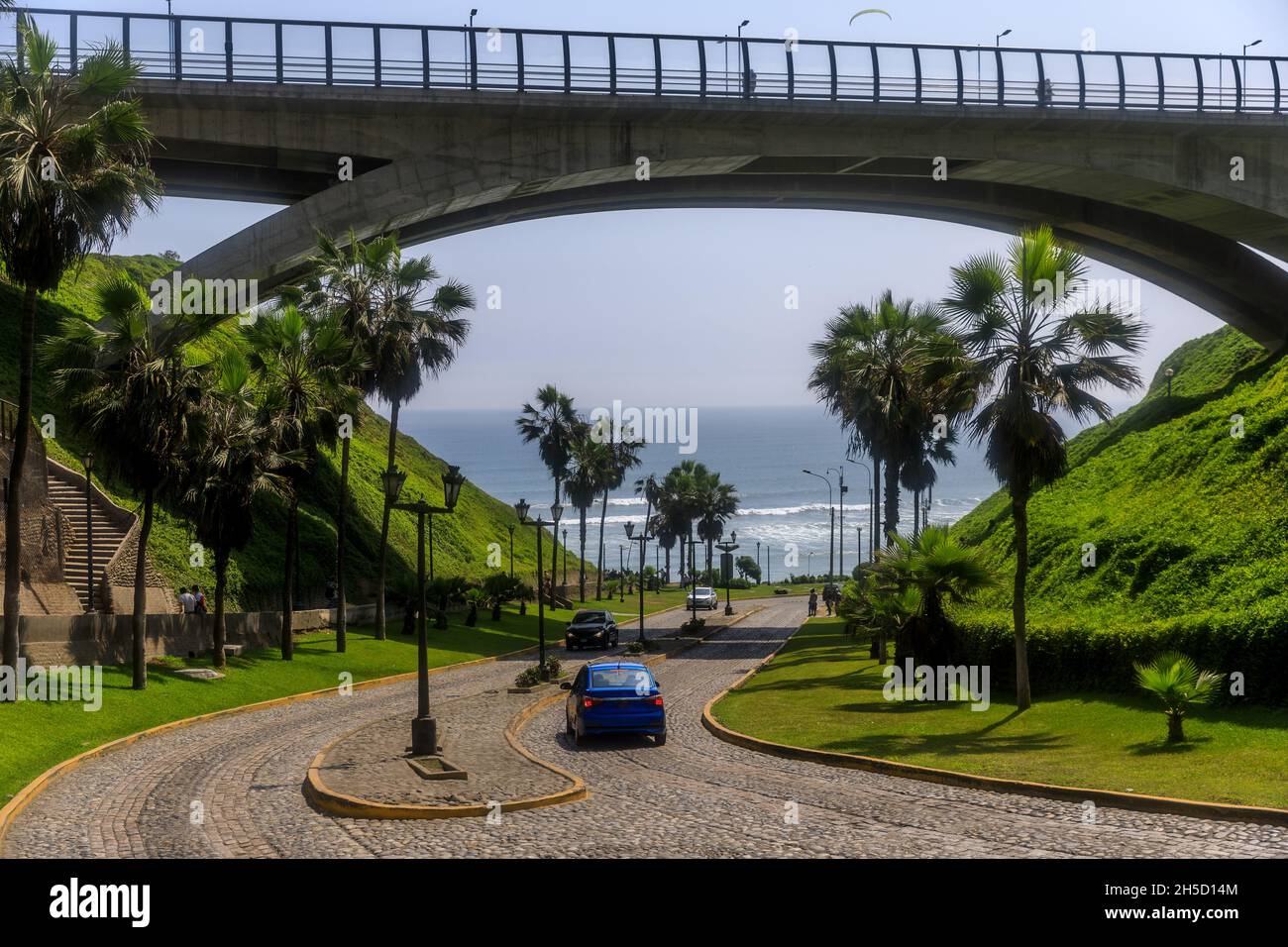 Increíble vista diurna del Puente Villena Rey con el Océano Pacífico en el fondo en el Distrito de Miraflores desde Lima, Perú Foto de stock