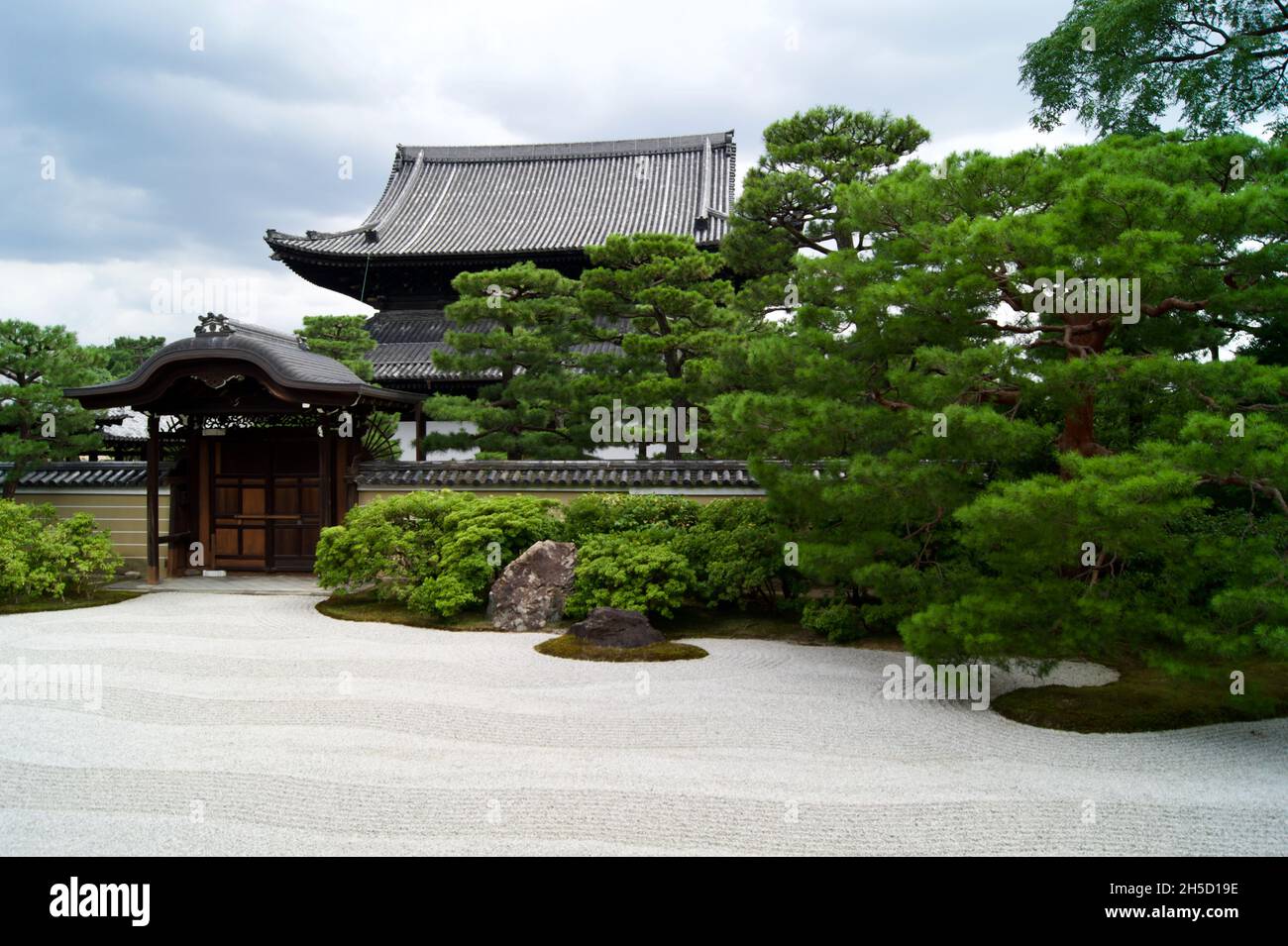 Hermosa vista del Templo Kennin-Ji entre árboles en Hojo, Kyoto, Japón  Fotografía de stock - Alamy