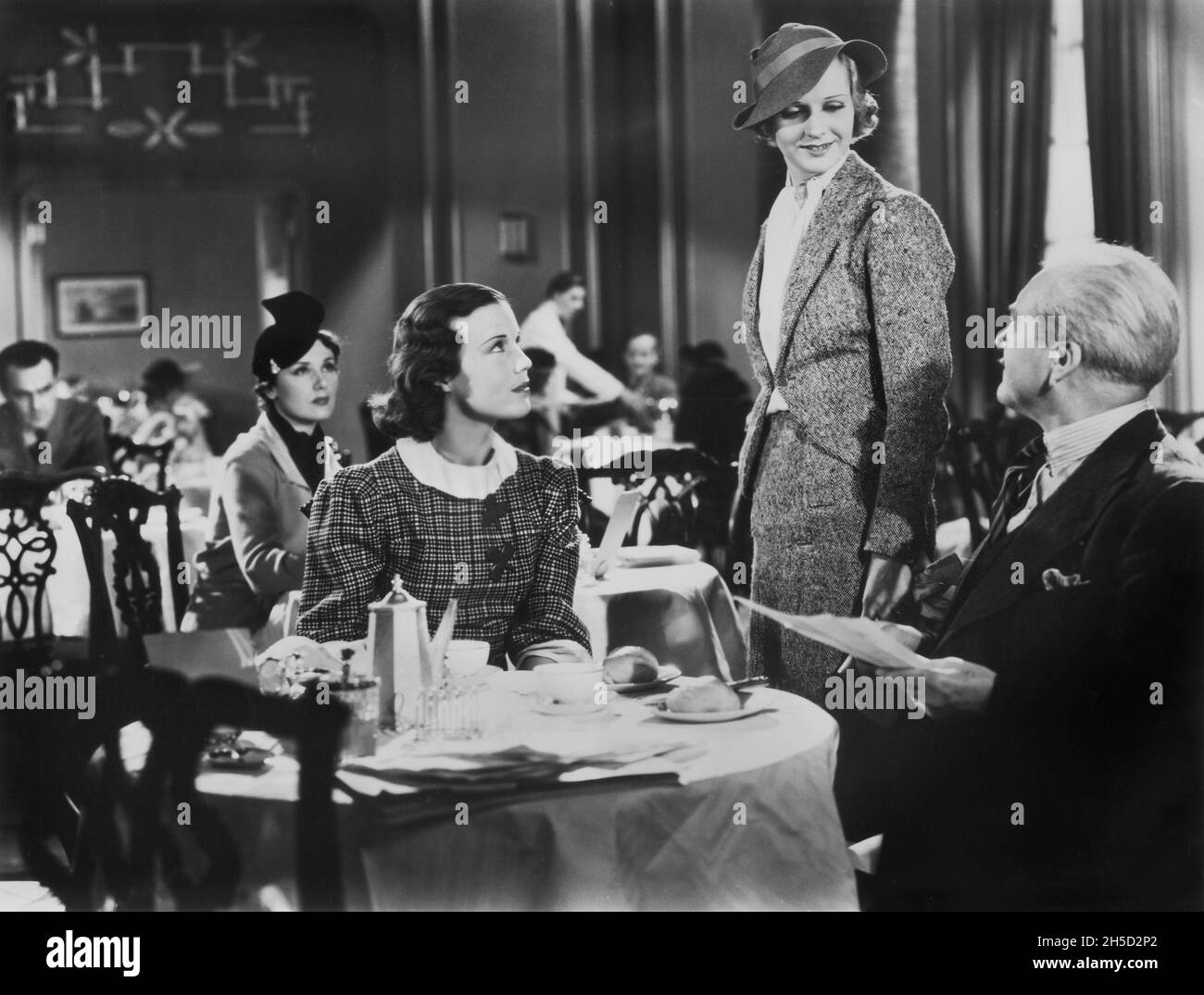 Joan Gardner, Jeanne Stuart, Charles Carson, en el set de The British Film, 'Forget Me Not', Título Americano: 'Forever Tuy', United Artists, 1936 Foto de stock