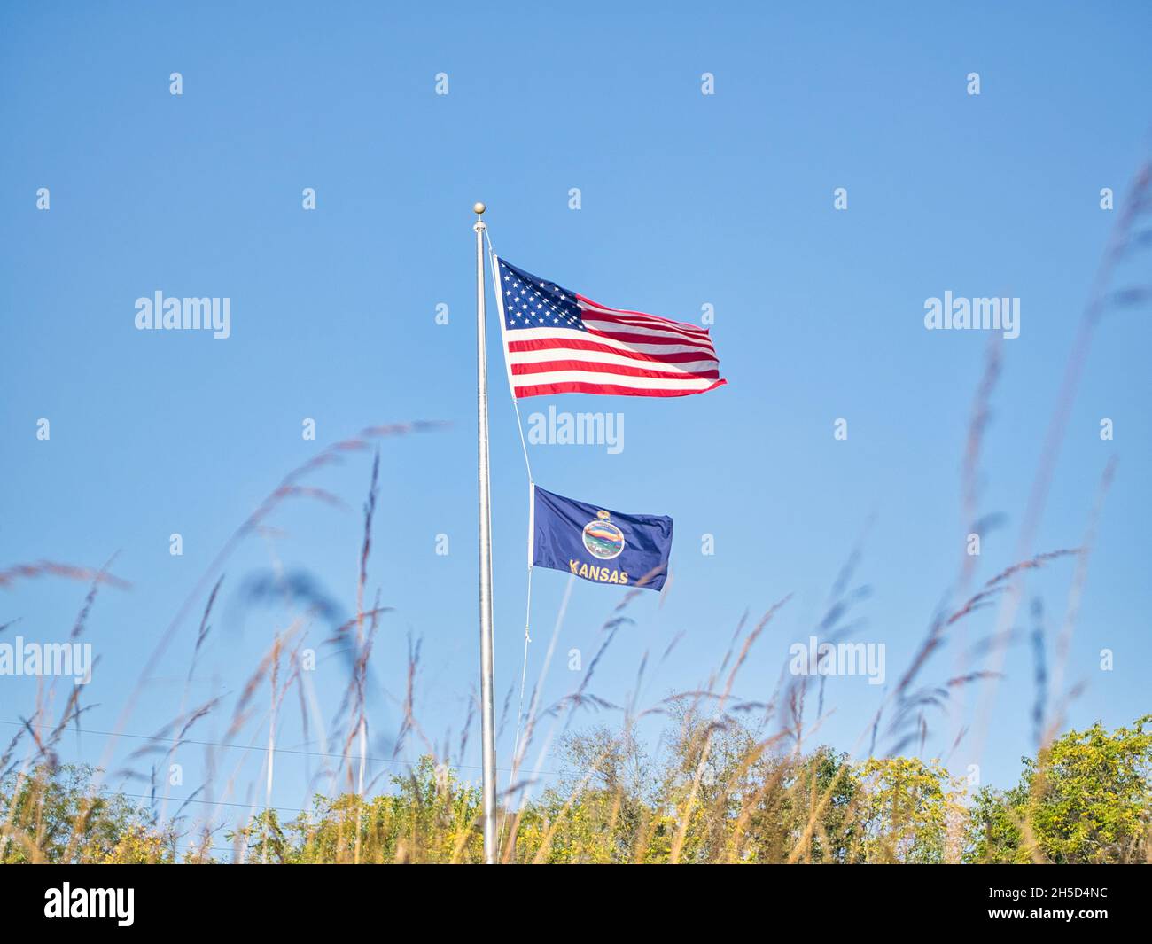 Selección de banderas de EE.UU. Y Kansas en Ernie Miller Nature Center en Olathe Foto de stock