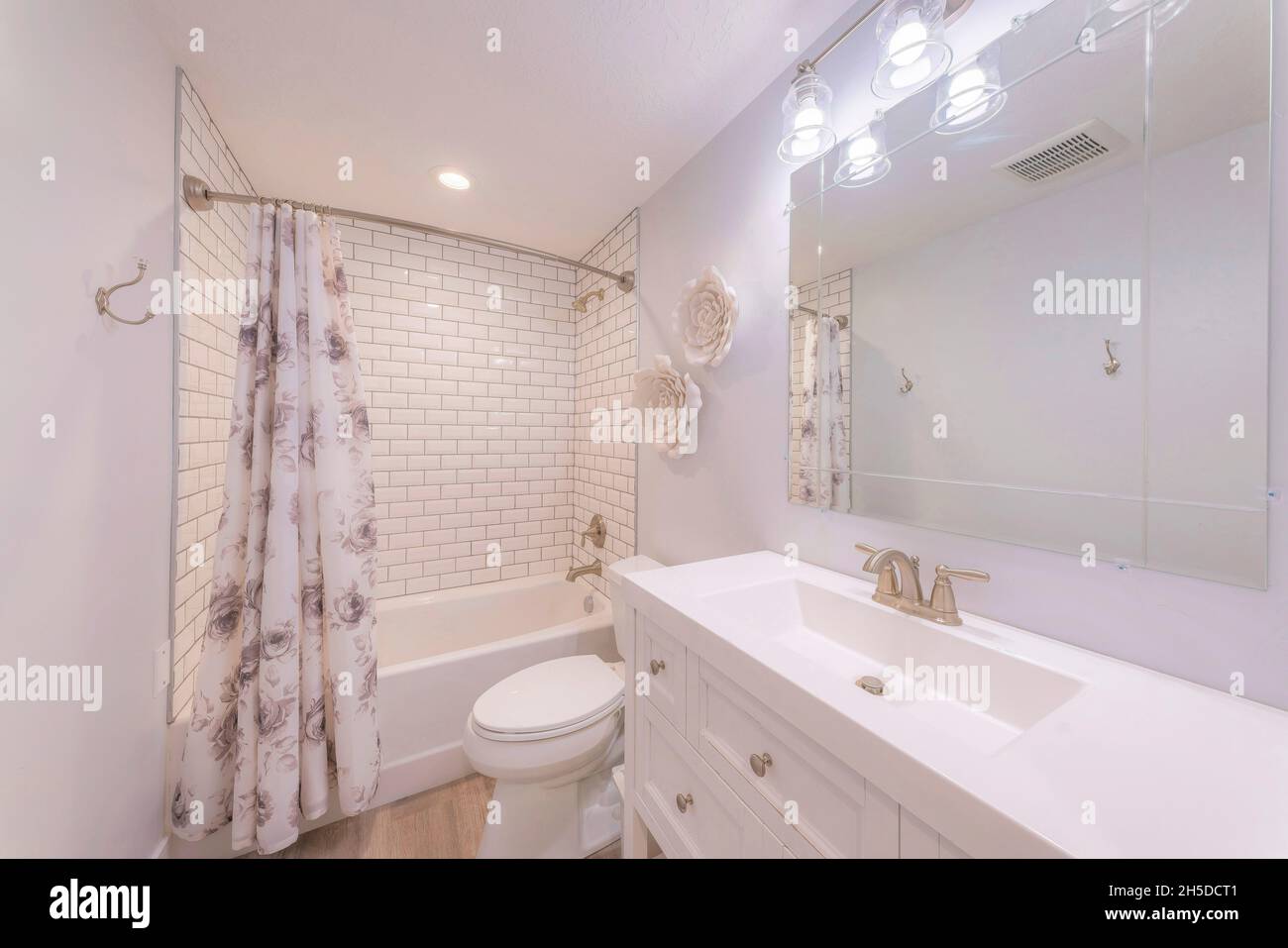 Cortina de ducha de plástico transparente encima del rodillo baño superior  Fotografía de stock - Alamy