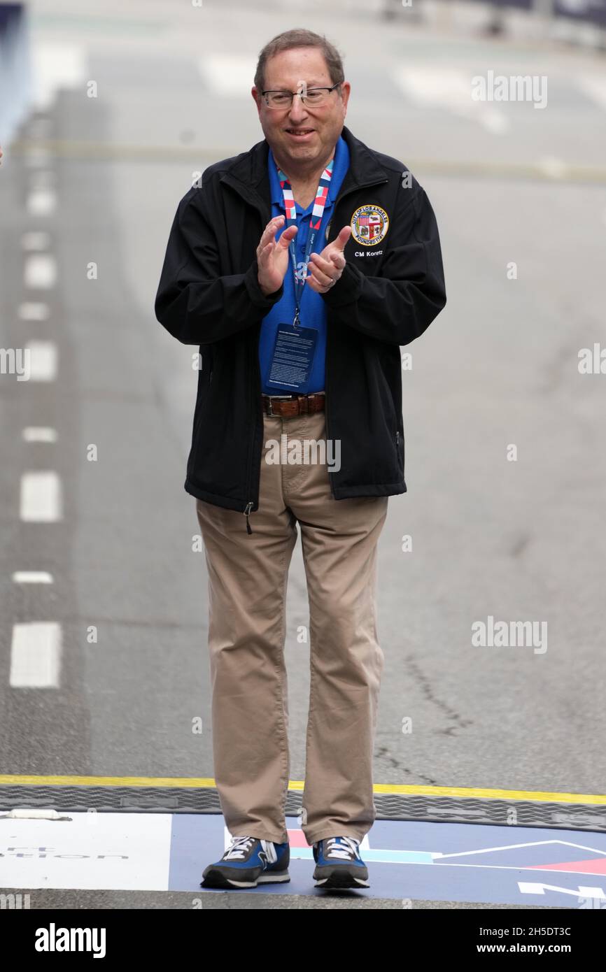 Paul Koretz, concejal de Los Ángeles en la Maratón de Los Ángeles 36th, domingo 7 de noviembre de 2021, en la zona de Century City de Los Ángeles. Foto de stock