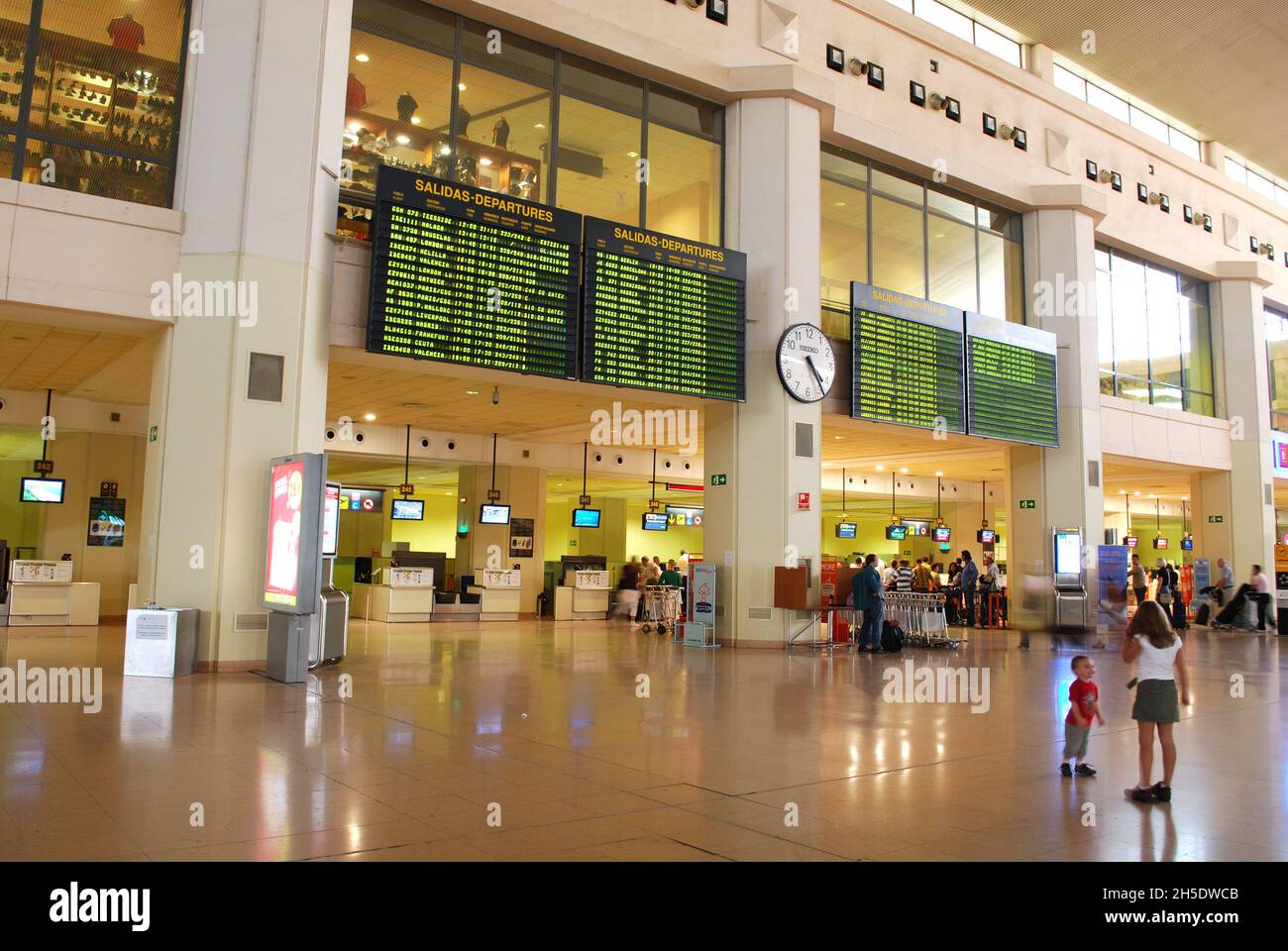 Mostradores de facturación y tabla de información de vuelos dentro de la  terminal del aeropuerto de Málaga, Málaga, España Fotografía de stock -  Alamy