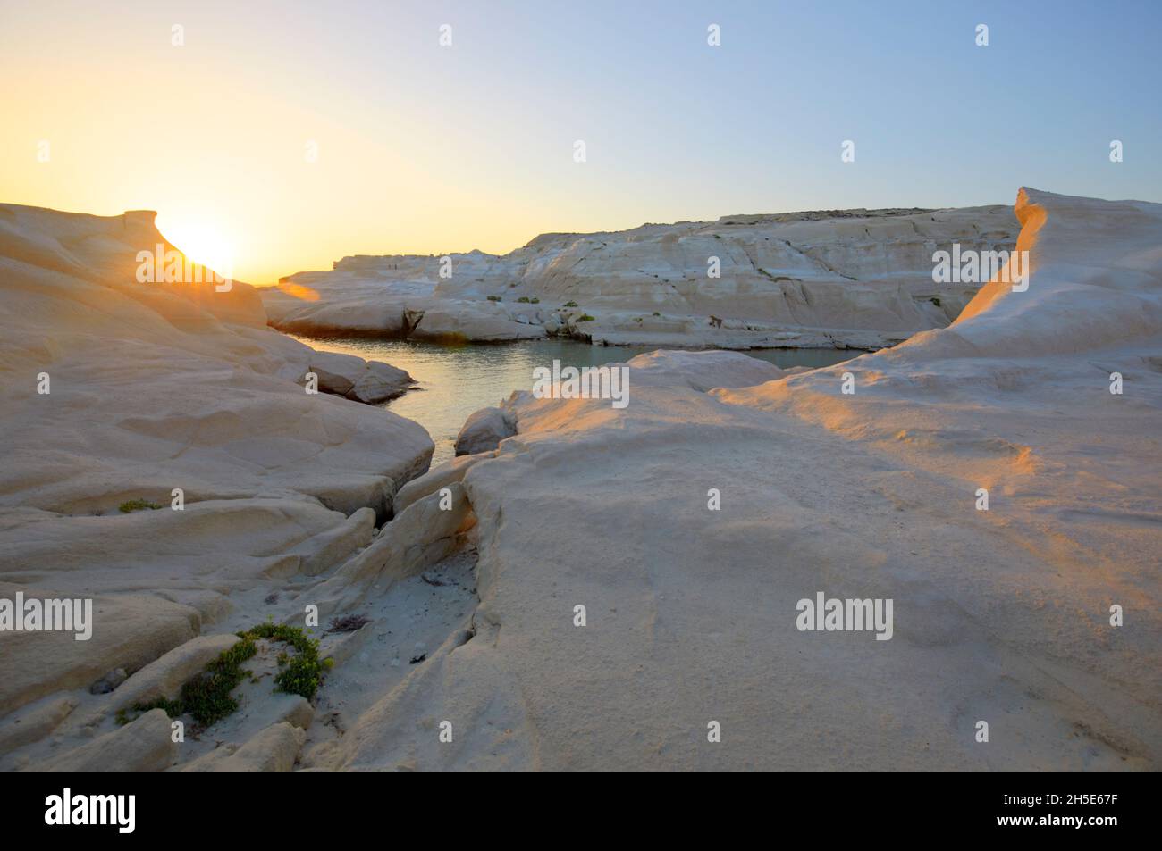 Los acantilados blancos de la playa de Sarakiniko al amanecer, Milos, Grecia Foto de stock