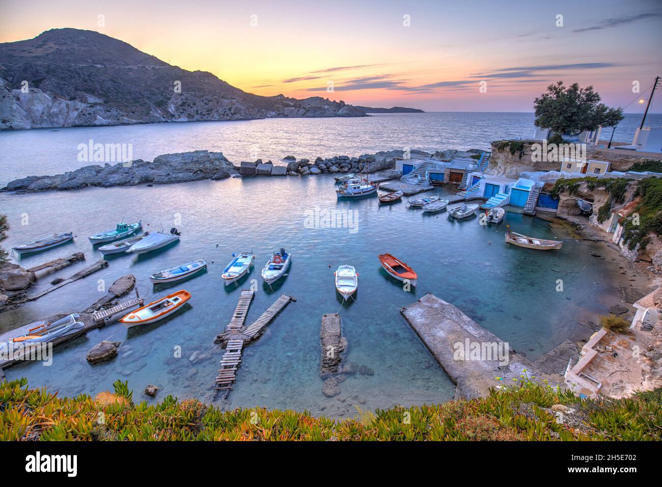 El pintoresco pueblo pesquero de Mandrakia al atardecer, Milos, Grecia Foto de stock