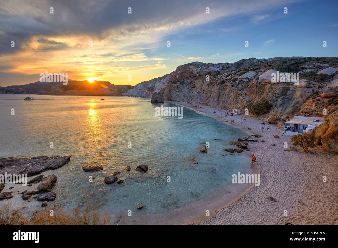 Playa de Fyrinaka al atardecer, Milos, Grecia Foto de stock