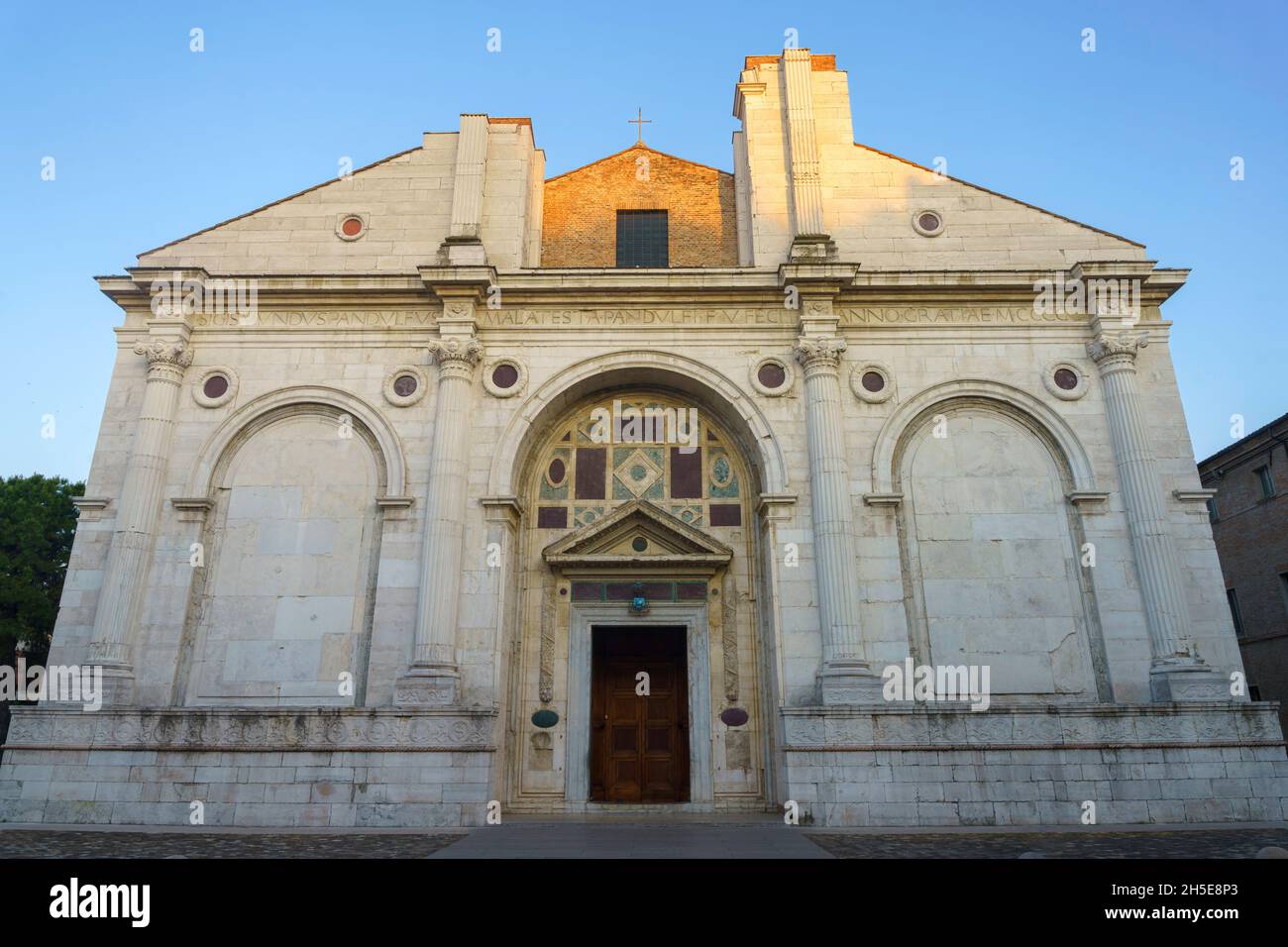 Rimini, Emilia-Romagna, Italia: Tempio Malatestiano, iglesia medieval también conocida como Catedral, Duomo o Santa Colomba (siglo 9th) Foto de stock